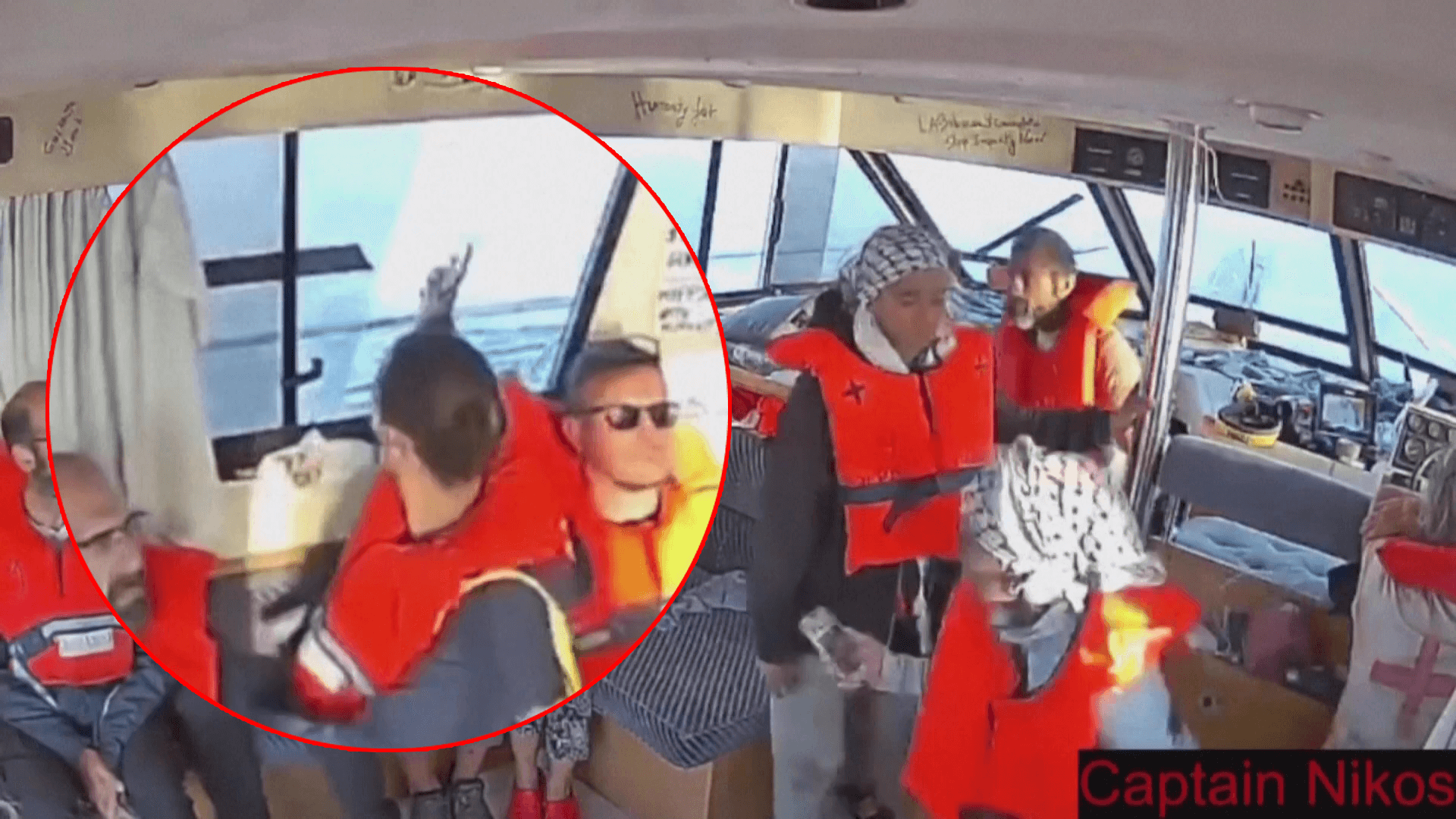 Eurodéputé jette son portable à la mer; la marine d'Israël intercepte Captain Nikos d'aide à Gaza