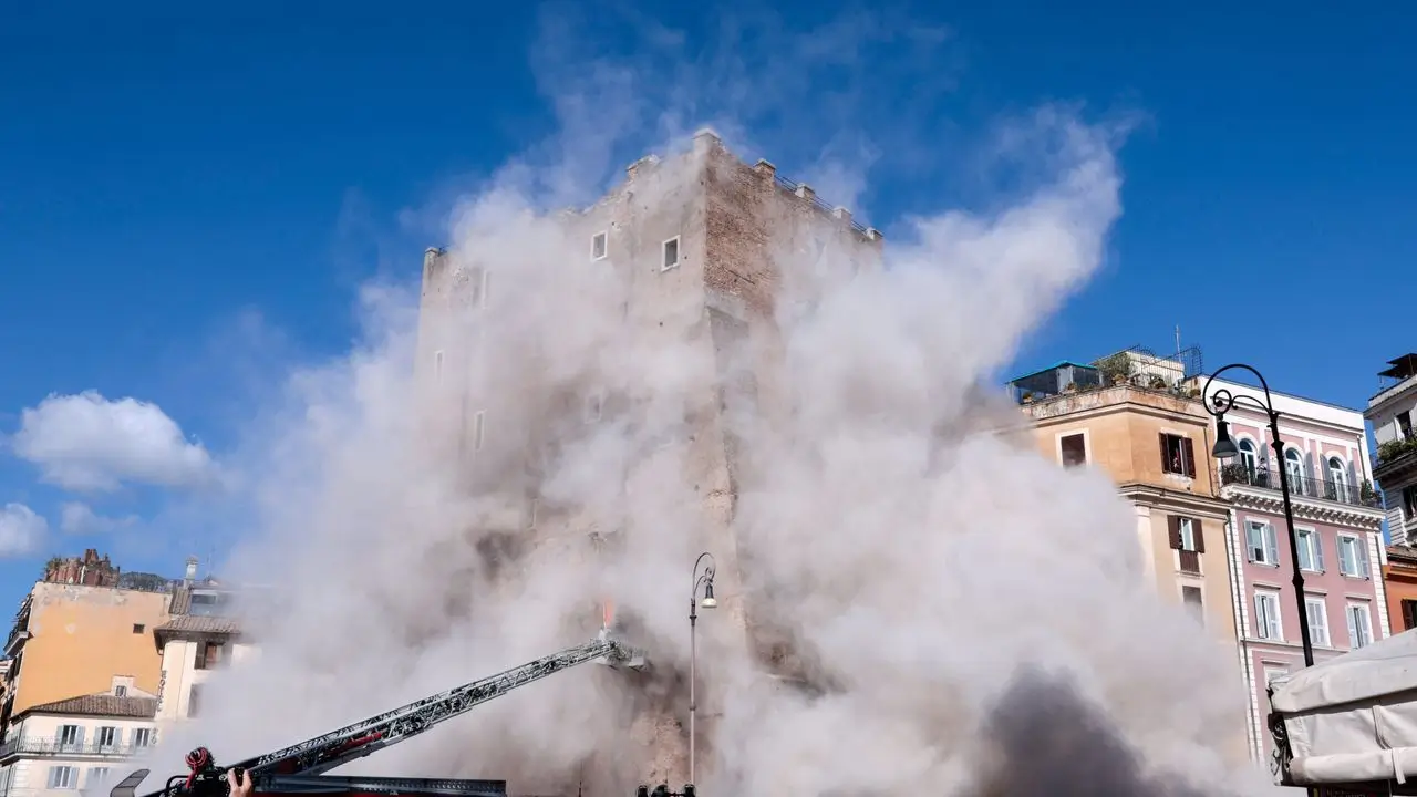 En reconstruction, une tour s'effondre au centre de Rome : des ouvriers coincés sous les décombres