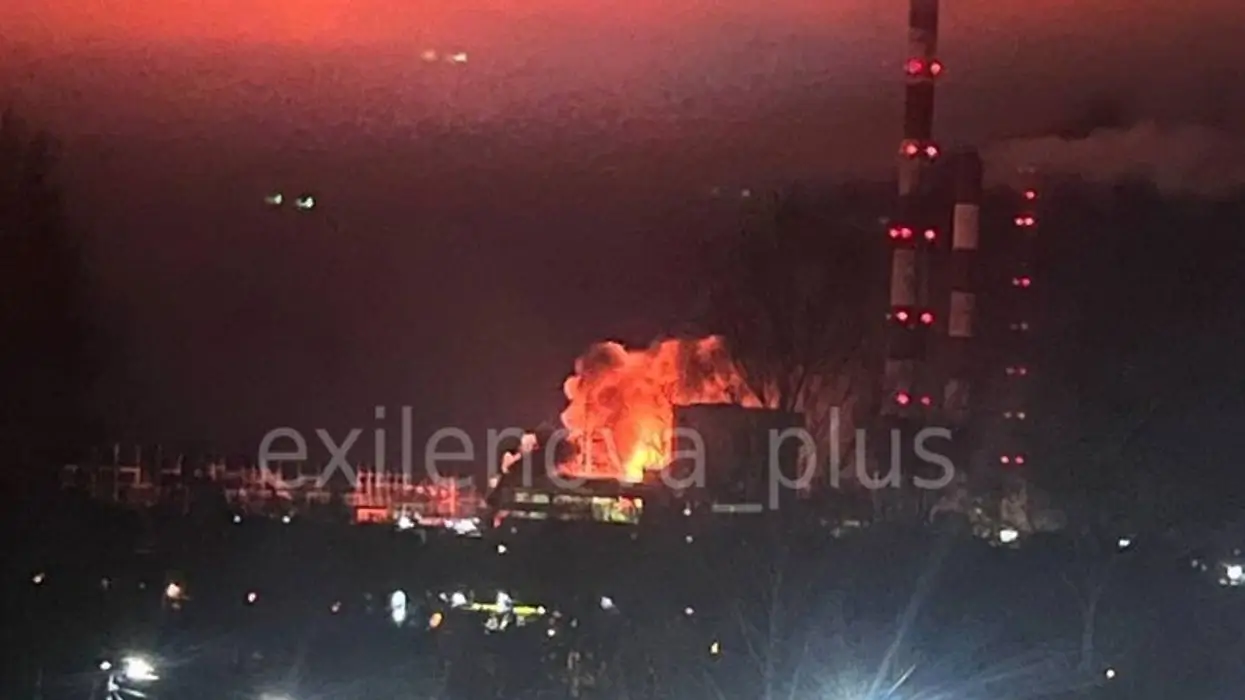 L'Ukraine attaque une raffinerie majeure au cœur de la Russie, images partagées