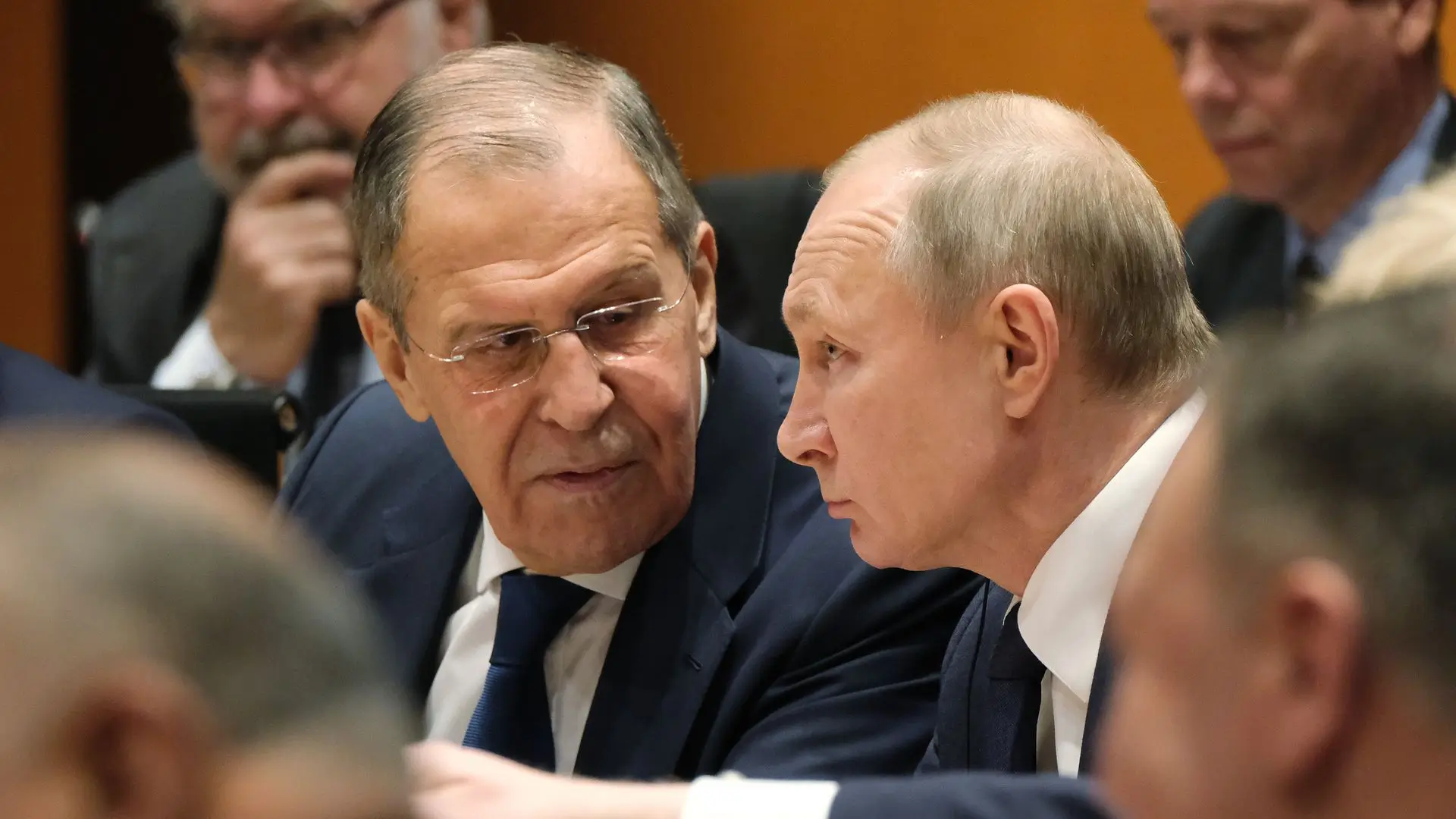 Chaos au Kremlin, Poutine renvoie Lavrov — rencontre Trump annulée, chef-diplomate visé par enquête