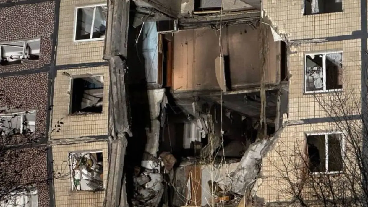 La Russie attaque massivement les villes ukrainiennes — images choquantes d'un bâtiment endommagé